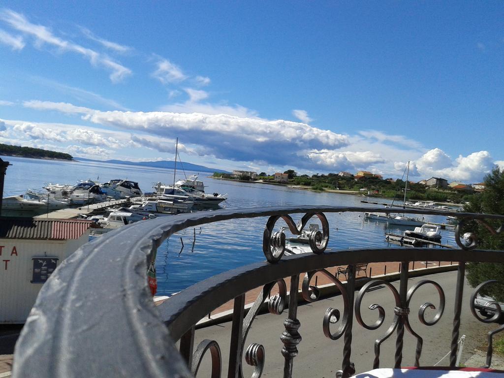 Captain'S Club Banjol Екстериор снимка