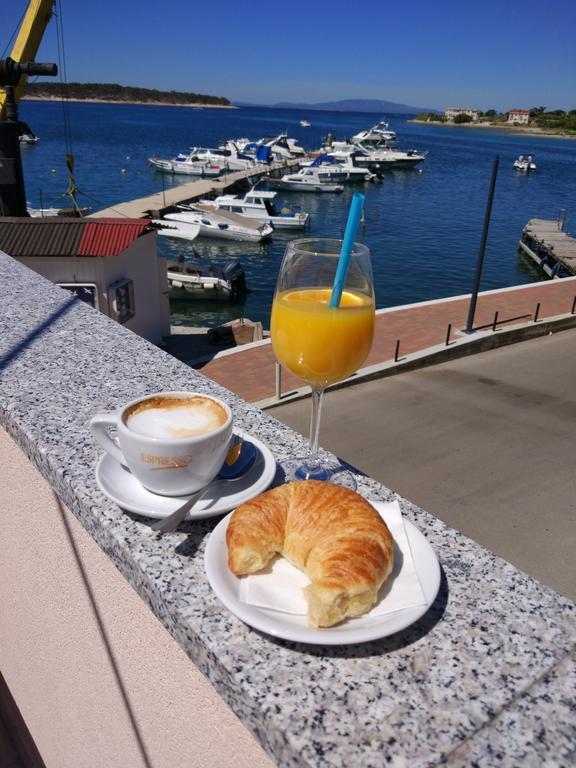 Captain'S Club Banjol Екстериор снимка